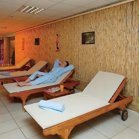 Julian Forest مرمريس