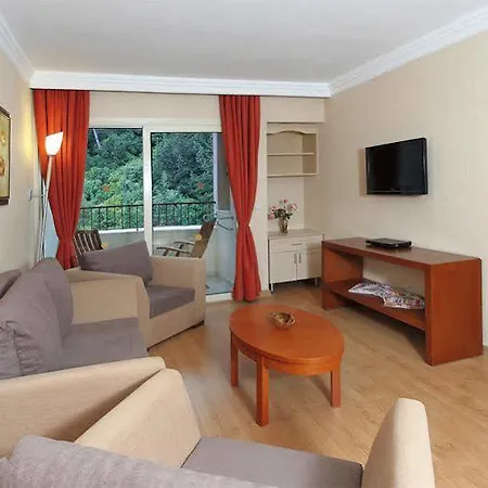 Julian Forest مرمريس