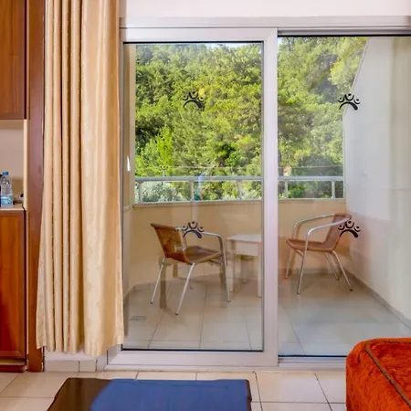 Julian Forest مرمريس