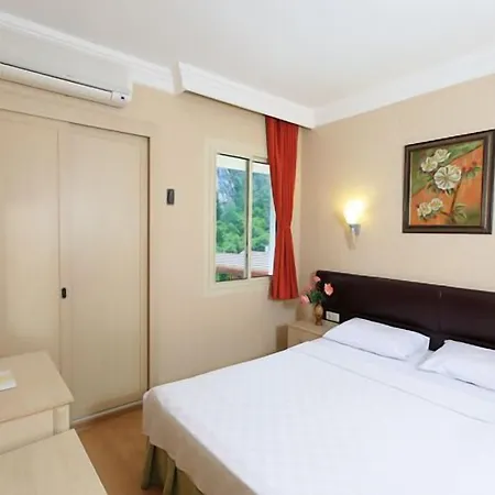 Julian Forest マルマリス