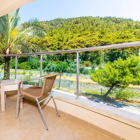 Julian Forest マルマリス